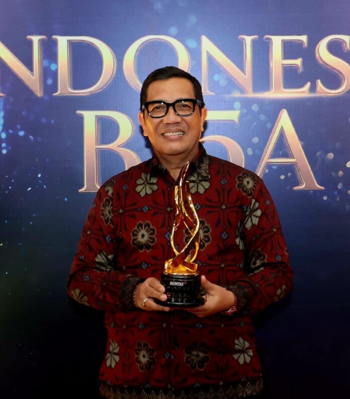 Bupati Tabanan I Komang Gede Sanjaya menerima penghargaan ekonomi kreatif nasional