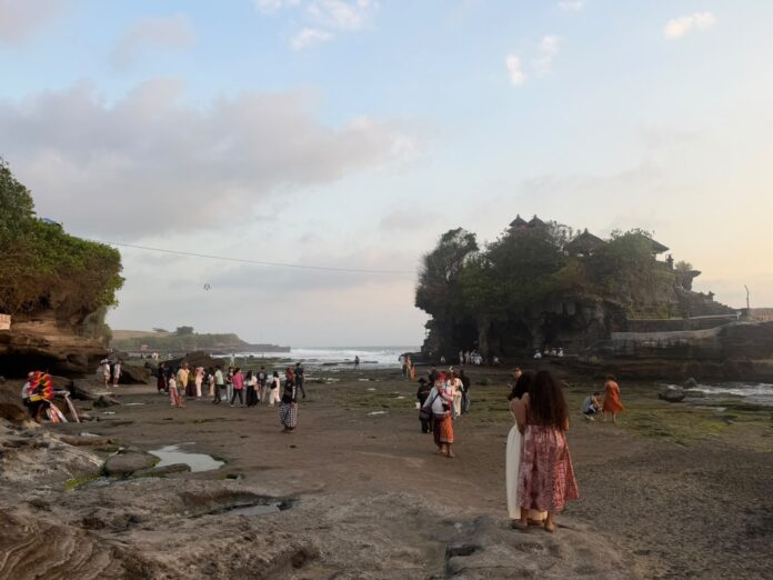 Wisatawan menikmati panorama Pura Tanah Lot Tabanan