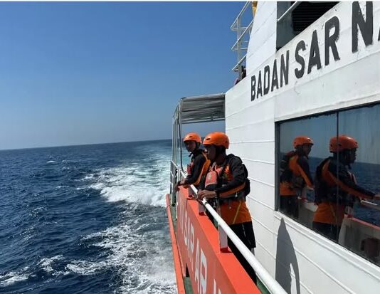 Hari Kedua Pencarian di Manta Point, Budiana Belum Ditemukan, Gelombang Capai 4 Meter Tim SAR gabungan mencari I Nyoman Budiana di Perairan Manta Point Nusa Penida