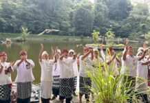 Tumpek Uye: Ratusan Burung Dilepas, Satwa Divaksin hingga Tukik Kembali ke Laut Pelepasan burung dalam perayaan Tumpek Uye 2026 di Pura Luhur Batukau Tabanan