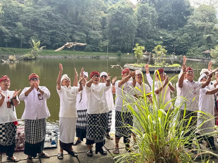 Pelepasan burung dalam perayaan Tumpek Uye 2026 di Pura Luhur Batukau Tabanan