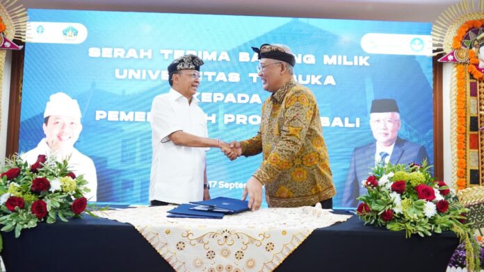 Rektor UT Ali Muktiyanto menyerahkan hibah aset kepada Gubernur Bali Wayan Koster