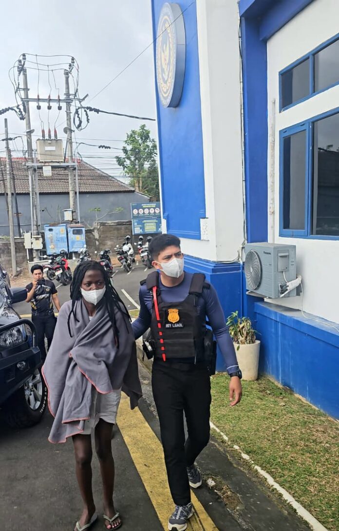 WNA Uganda diamankan setelah laporan masyarakat di Pangkung Tibah Tabanan