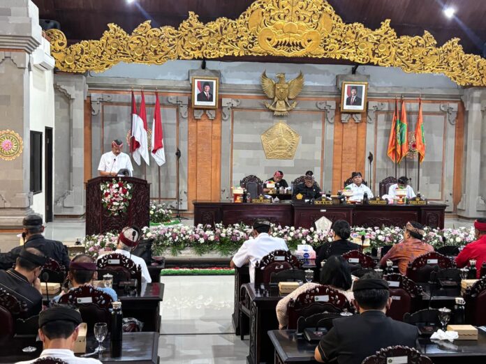 Wakil Bupati Tabanan I Made Dirga menyampaikan jawaban Pemkab Tabanan atas pandangan fraksi DPRD terkait lima Ranperda