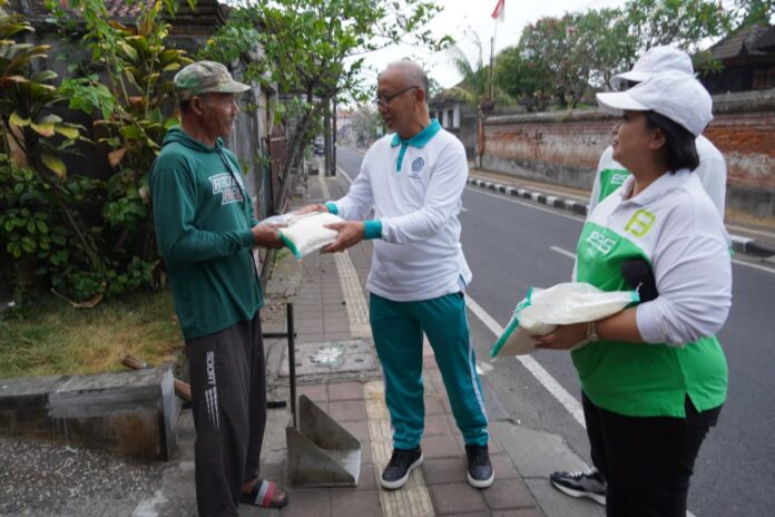 Warga Denpasar mendapat apresiasi beras 5 kilogram dalam Gerakan Kulkul PKK