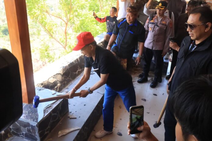 Gubernur Bali Wayan Koster saat pembongkaran vila di Hutan Desa Pejarakan Buleleng
