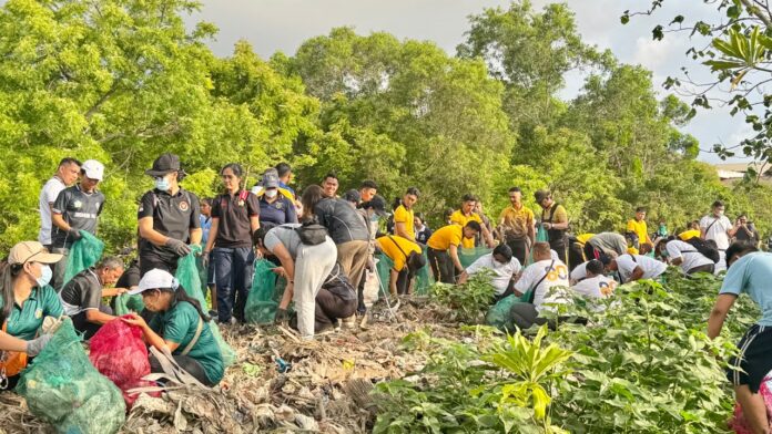Aksi bersih sampah plastik di hutan mangrove Pesanggaran Denpasar mengumpulkan 3,56 ton sampah menjelang Tumpek Wayang 2026.