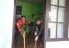 Petugas BPBD Tabanan dan tim gabungan membersihkan material tanah longsor di rumah warga Kecamatan Kediri.
