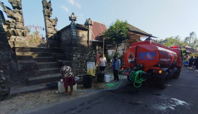 Penyaluran bantuan 30.000 liter air bersih oleh BPBD Tabanan dan Perumda Tirta Amertha Buana kepada warga terdampak kemarau di Desa Antosari, Selemadeg Barat.