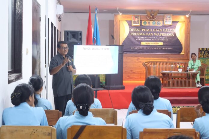 Bawaslu Tabanan memberikan edukasi demokrasi kepada mahasiswa STIKES Advaita Medika
