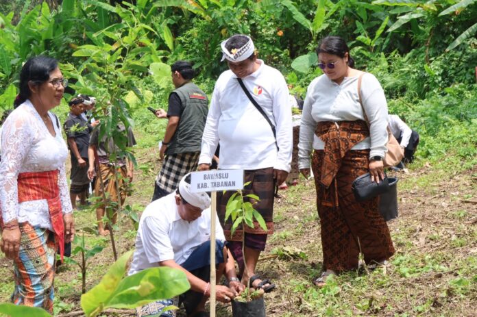 Kegiatan JALA ke-7 Bawaslu Bali untuk pelestarian lingkungan di Pura Luhur Batukaru, Tabanan.