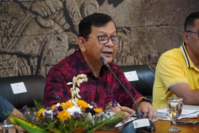 Bupati Buleleng Nyoman Sutjidra memimpin rapat koordinasi penanganan antrean dan pemantauan distribusi BBM bersubsidi di tengah terbatasnya pasokan BBM di Buleleng.