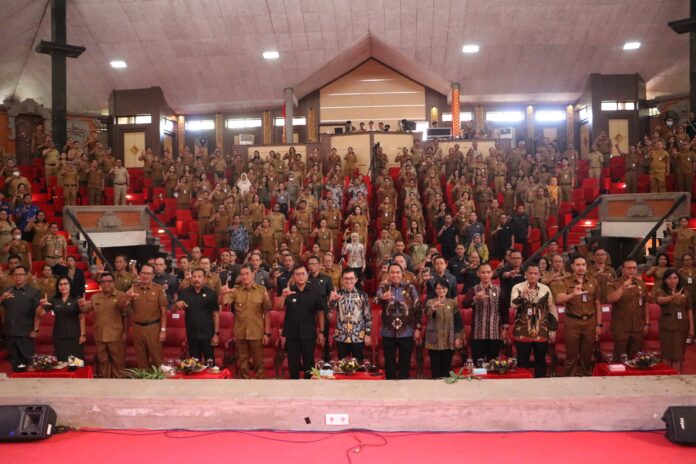 Bupati Buleleng I Nyoman Sutjidra dan Kepala LAN RI Muhammad Taufiq saat peluncuran Si BIJAK PATEN untuk meningkatkan kompetensi ASN di Buleleng.