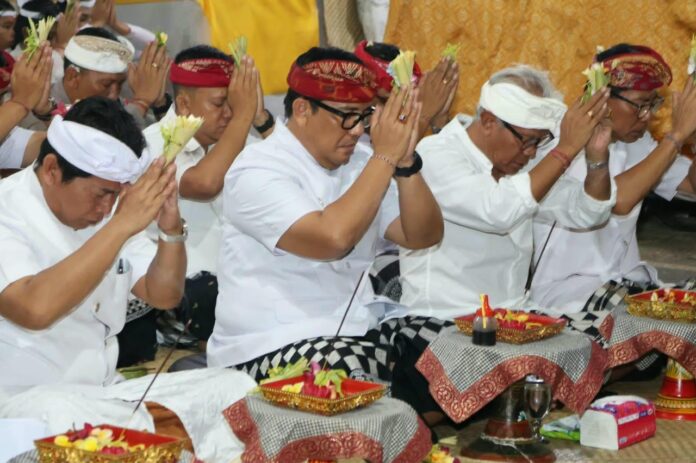 Bupati Tabanan I Komang Gede Sanjaya menghadiri Karya Agung di Pura Dalem Desa Adat Bajera, Selemadeg, yang melibatkan 832 KK krama adat