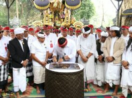 Bupati Sanjaya Sembahyang di Besakih, Tandatangani Prasasti Hibah Penataan Pura Bupati Tabanan I Komang Gede Sanjaya mengikuti persembahyangan Pujawali Ngenem Sasih dan penandatanganan prasasti hibah penataan pura di Besakih, Karangasem