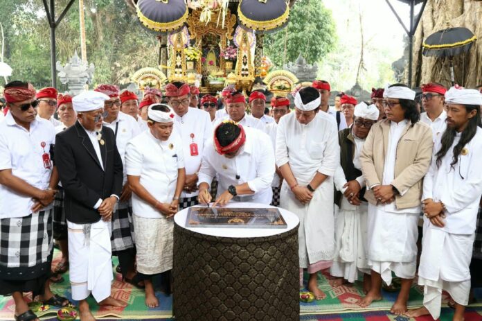 Bupati Tabanan I Komang Gede Sanjaya mengikuti persembahyangan Pujawali Ngenem Sasih dan penandatanganan prasasti hibah penataan pura di Besakih, Karangasem