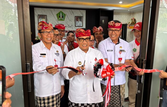 Bupati Tabanan I Komang Gede Sanjaya saat meresmikan gedung baru kantor Prokopim Kabupaten Tabanan
