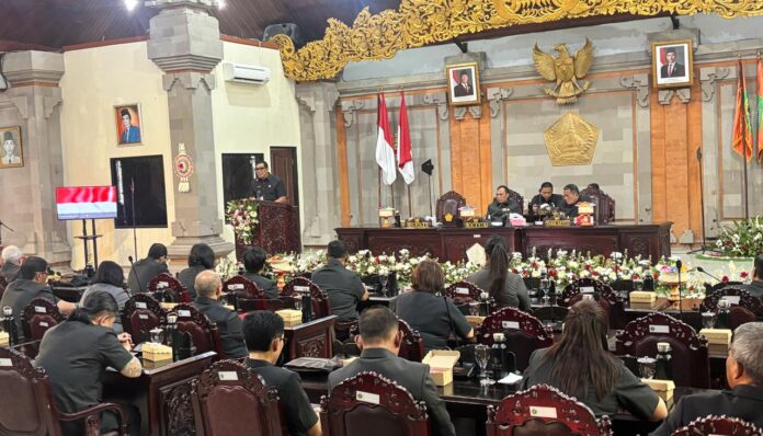 Bupati Tabanan I Komang Gede Sanjaya menyampaikan jawaban Ranperda APBD Tabanan 2027 dalam rapat paripurna DPRD.