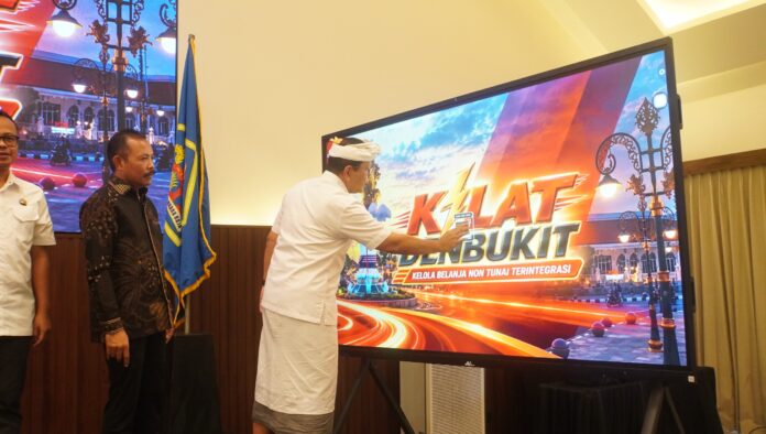 Bupati Buleleng I Nyoman Sutjidra dalam peluncuran platform KILAT DENBUKIT dan penerapan transaksi nontunai menggunakan Kartu Kredit Indonesia.