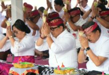 Tumpek Wayang, Bupati Tabanan Ajak Jaga Keharmonisan Sekala Niskala Bupati Tabanan I Komang Gede Sanjaya dan Wakil Bupati I Made Dirga mengikuti persembahyangan Tumpek Wayang di Kantor Bupati Tabanan.