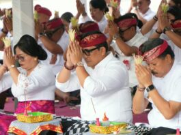 Tumpek Wayang, Bupati Tabanan Ajak Jaga Keharmonisan Sekala Niskala Bupati Tabanan I Komang Gede Sanjaya dan Wakil Bupati I Made Dirga mengikuti persembahyangan Tumpek Wayang di Kantor Bupati Tabanan.