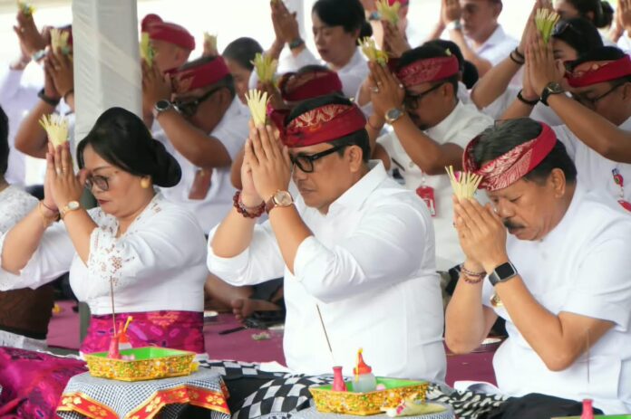 Bupati Tabanan I Komang Gede Sanjaya dan Wakil Bupati I Made Dirga mengikuti persembahyangan Tumpek Wayang di Kantor Bupati Tabanan.