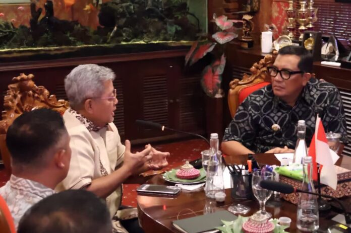 Bupati Tabanan I Komang Gede Sanjaya bertemu Dubes RI untuk Yunani Bebeb Abdul Kurnia Nugraha Djundjunan membahas peluang kerja sama internasional