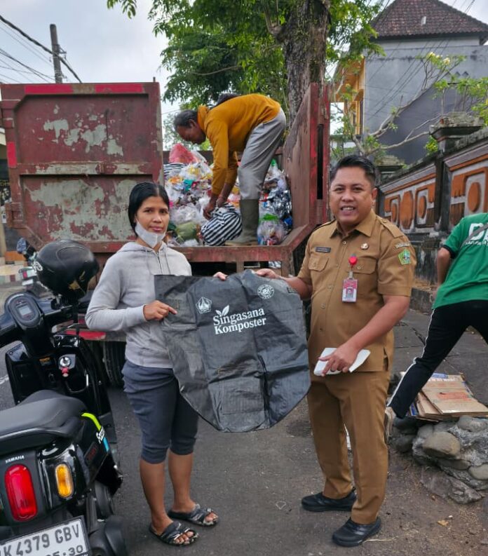 DLH Tabanan membagikan bag komposter kepada warga yang rajin memilah sampah