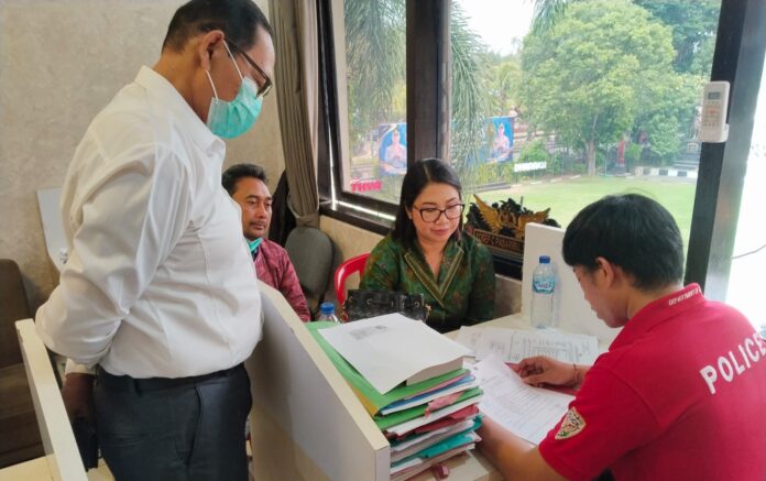 Dayu Winda melaporkan dugaan pencemaran nama baik terkait unggahan Instagram ke Polres Tabanan.