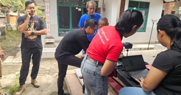 Pelayanan jemput bola Disdukcapil Tabanan untuk perekaman dan penyerahan dokumen KTP-el bagi warga berkebutuhan khusus.
