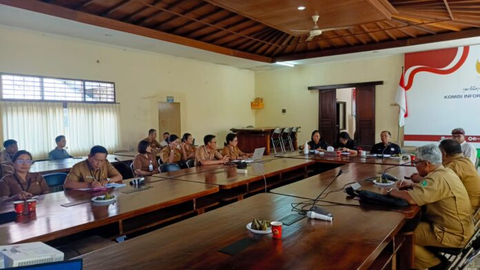 Sekdis Kominfo Tabanan I Gusti Putu Winiantara memaparkan keterbukaan informasi publik dalam Uji Publik Monev KIP 2026.