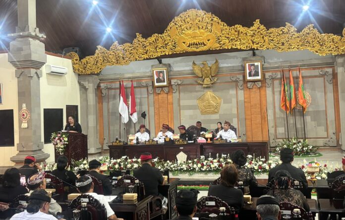 Ni Made Suriani menyampaikan pandangan Fraksi PDI Perjuangan terkait APBD Tabanan 2027