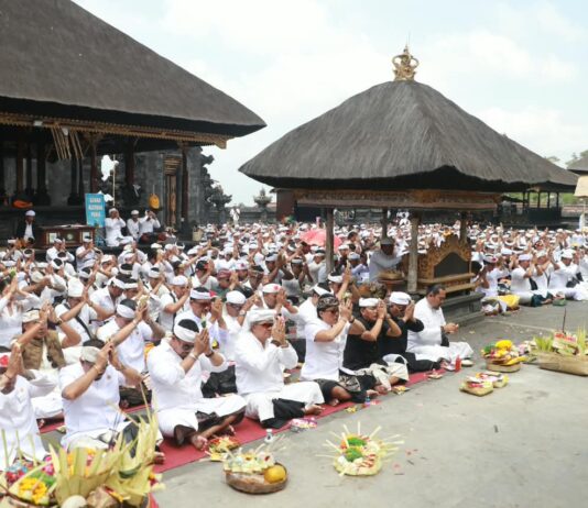 HUT ke-25 Laskar Bali Shanti, Giri Prasta Tekankan Kedamaian Wakil Gubernur Bali Giri Prasta menghadiri syukuran HUT ke-25 Laskar Bali Shanti di Besakih, Karangasem.
