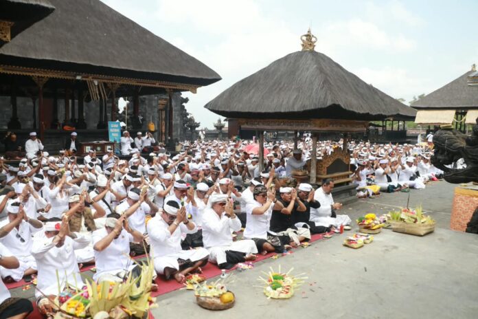 Wakil Gubernur Bali Giri Prasta menghadiri syukuran HUT ke-25 Laskar Bali Shanti di Besakih, Karangasem.