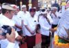 Koster Hadiri Karya di Bangli, Sampaikan Fokus Pembangunan dan Stok BBM Bali Gubernur Bali Wayan Koster menghadiri Karya Tawur Malik Sumpah di Pura Dadia Gelgel Aan Manikaji, Desa Peninjoan, Tembuku, Bangli, pada 17 Oktober 2026.