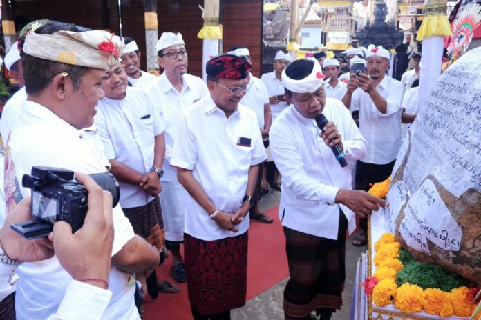 Gubernur Bali Wayan Koster menghadiri Karya Tawur Malik Sumpah di Pura Dadia Gelgel Aan Manikaji, Desa Peninjoan, Tembuku, Bangli, pada 17 Oktober 2026.