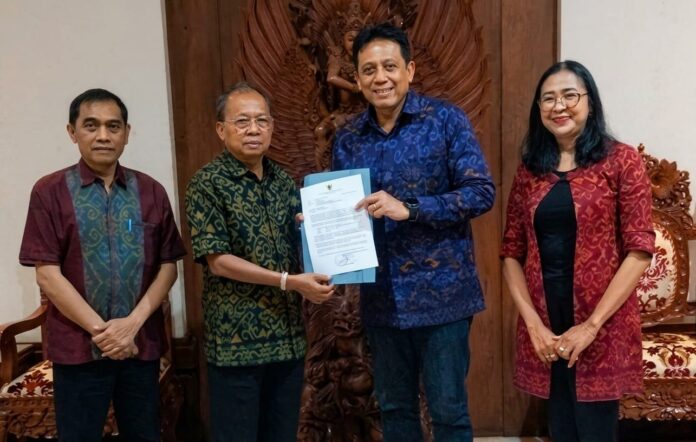 Gubernur Wayan Koster bersama Kepala BBPOM Denpasar membahas Self-Care AMRun 2026 di Jayasabha.