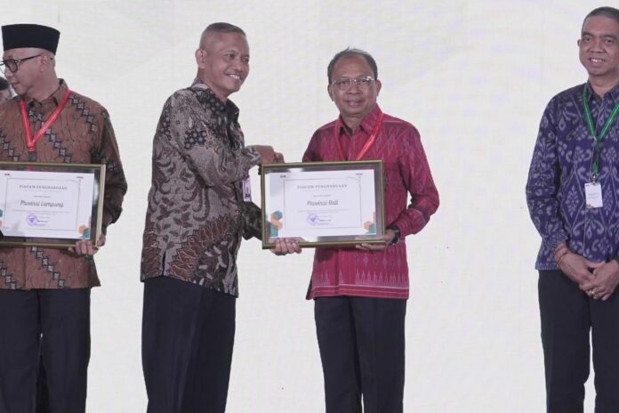 Wayan Koster menerima penghargaan KPK untuk SPI Pendidikan 2026