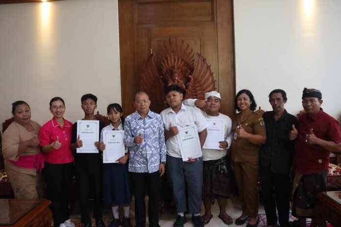 Wayan Koster memberikan bantuan pendidikan kepada siswa kurang mampu di Bali.