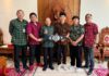 Bartender Bali Juara Dua Dunia, Arak Bali Dipromosikan ke Global Wayan Koster mengapresiasi Gede Rico Hardiana Widnyana atas prestasi bartender di Las Vegas dan promosi Arak Bali.