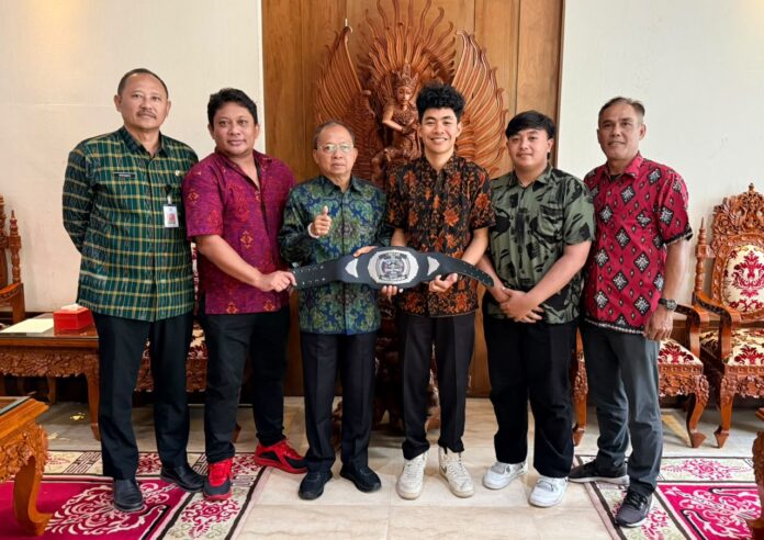 Wayan Koster mengapresiasi Gede Rico Hardiana Widnyana atas prestasi bartender di Las Vegas dan promosi Arak Bali.