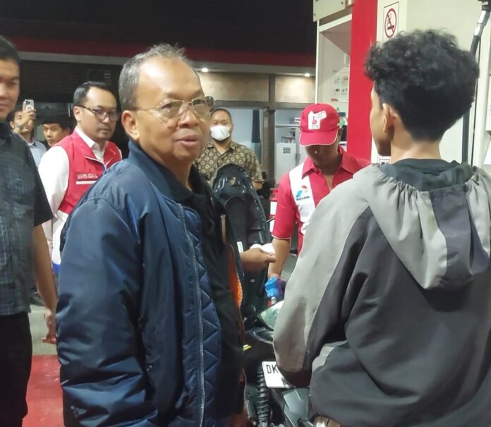 Gubernur Bali Wayan Koster bersama jajaran Pertamina meninjau SPBU di Denpasar untuk mempercepat distribusi BBM dan mengatasi antrean kendaraan.