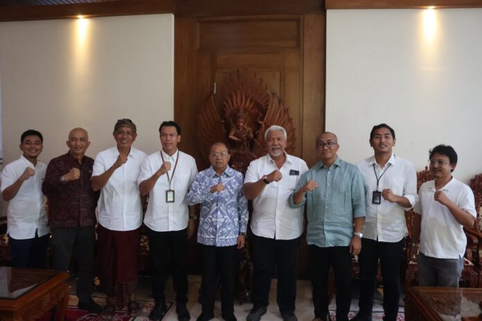 Gubernur Bali Wayan Koster membahas antrean BBM di sejumlah SPBU bersama jajaran Pertamina Patra Niaga di Jayasabha, Denpasar.