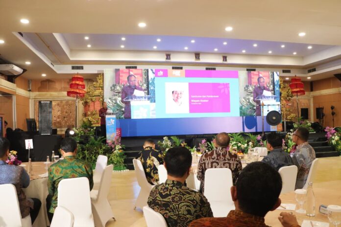 Gubernur Bali Wayan Koster memaparkan strategi pengembangan Kawasan Rendah Emisi dan energi terbarukan dalam Pekan Iklim Bali 2026 di Sanur, Denpasar.