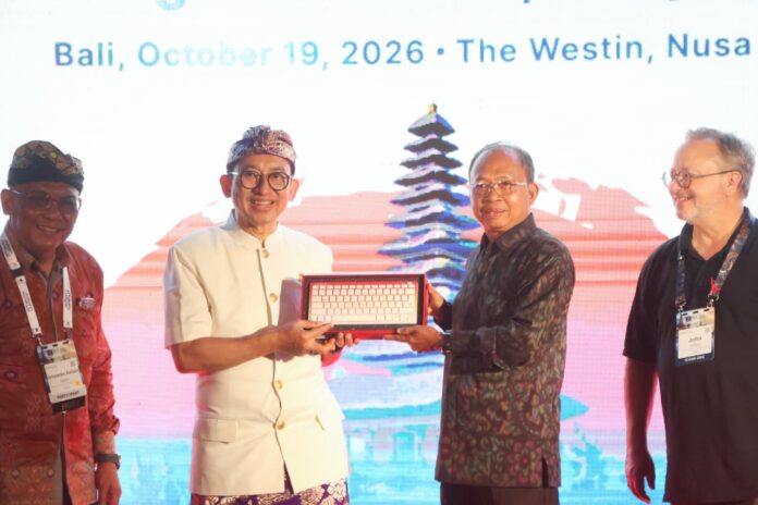 Gubernur Bali Wayan Koster menyerahkan Keyboard Aksara Bali kepada Menteri Kebudayaan Fadli Zon dalam acara Gala Dinner ICANN87 di Nusa Dua untuk mendukung digitalisasi dan pelestarian budaya Bali