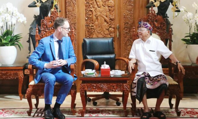 Gubernur Bali Wayan Koster bersama Duta Besar Swiss Konstantin Obolensky dalam pertemuan di Jayasabha, Denpasar.