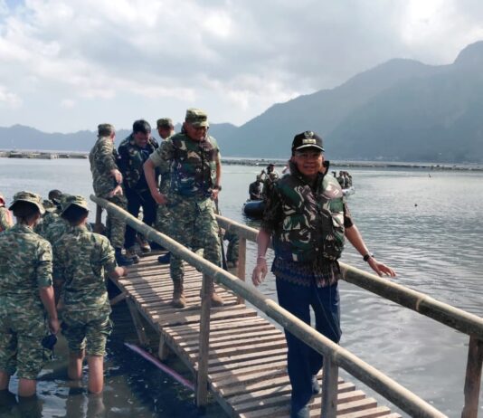 Koster Tinjau Danau Batur, Soroti Pendangkalan dan Pencemaran Wayan Koster bersama Pangdam IX/Udayana meninjau Danau Batur menggunakan perahu karet di Bangli.