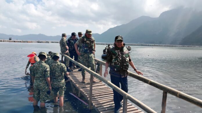 Wayan Koster bersama Pangdam IX/Udayana meninjau Danau Batur menggunakan perahu karet di Bangli.
