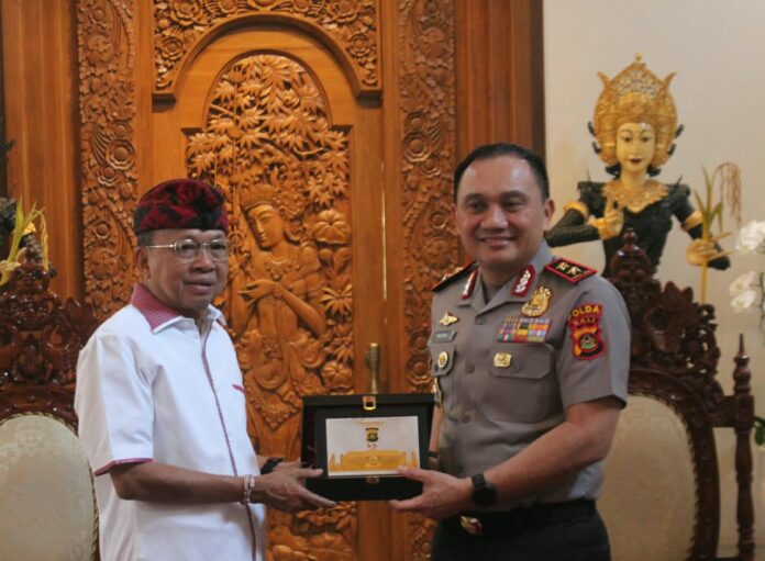 Gubernur Bali Wayan Koster dan Kapolda Bali Irjen Pol. Pasma Royce membahas percepatan distribusi BBM dan penanganan antrean SPBU di Bali.