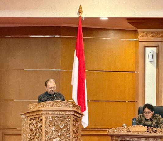RAPBD Bali 2027 Tembus Rp5,7 Triliun, PAD Ditargetkan Rp4,5 Triliun Gubernur Wayan Koster menyampaikan jawaban RAPBD Bali 2027 dalam rapat paripurna DPRD Bali.
